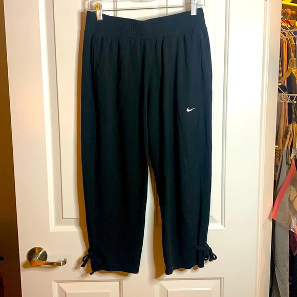 EUC women’s NIKE DRI-FIT pullon black cropped pants size medium - Picture 1 of 8